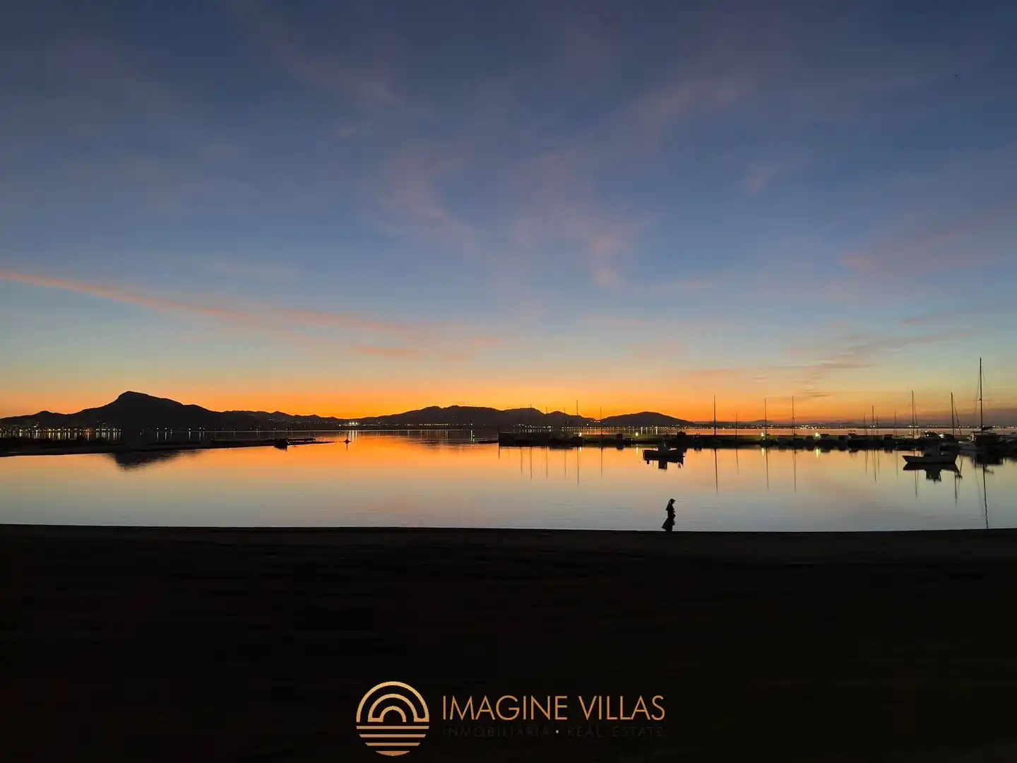Vista exterior de Àtic en venda en La Manga del Mar Menor amb Terrassa, Traster i Piscina comunitària