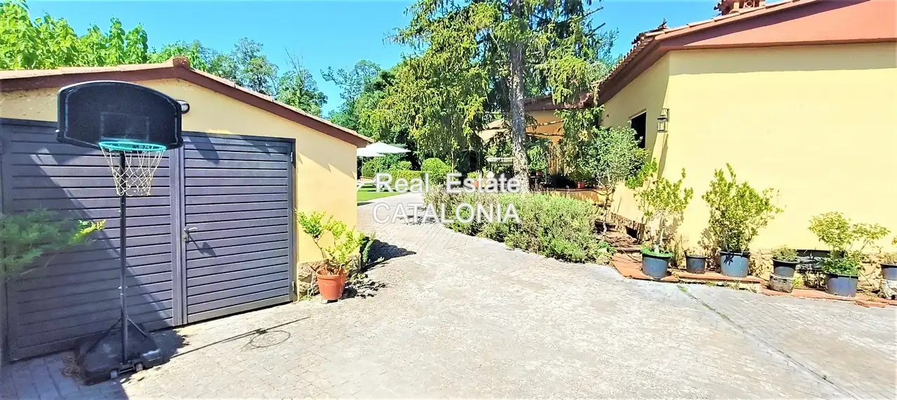Vista exterior de Casa o xalet en venda en Caldes de Malavella amb Calefacció, Jardí privat i Terrassa