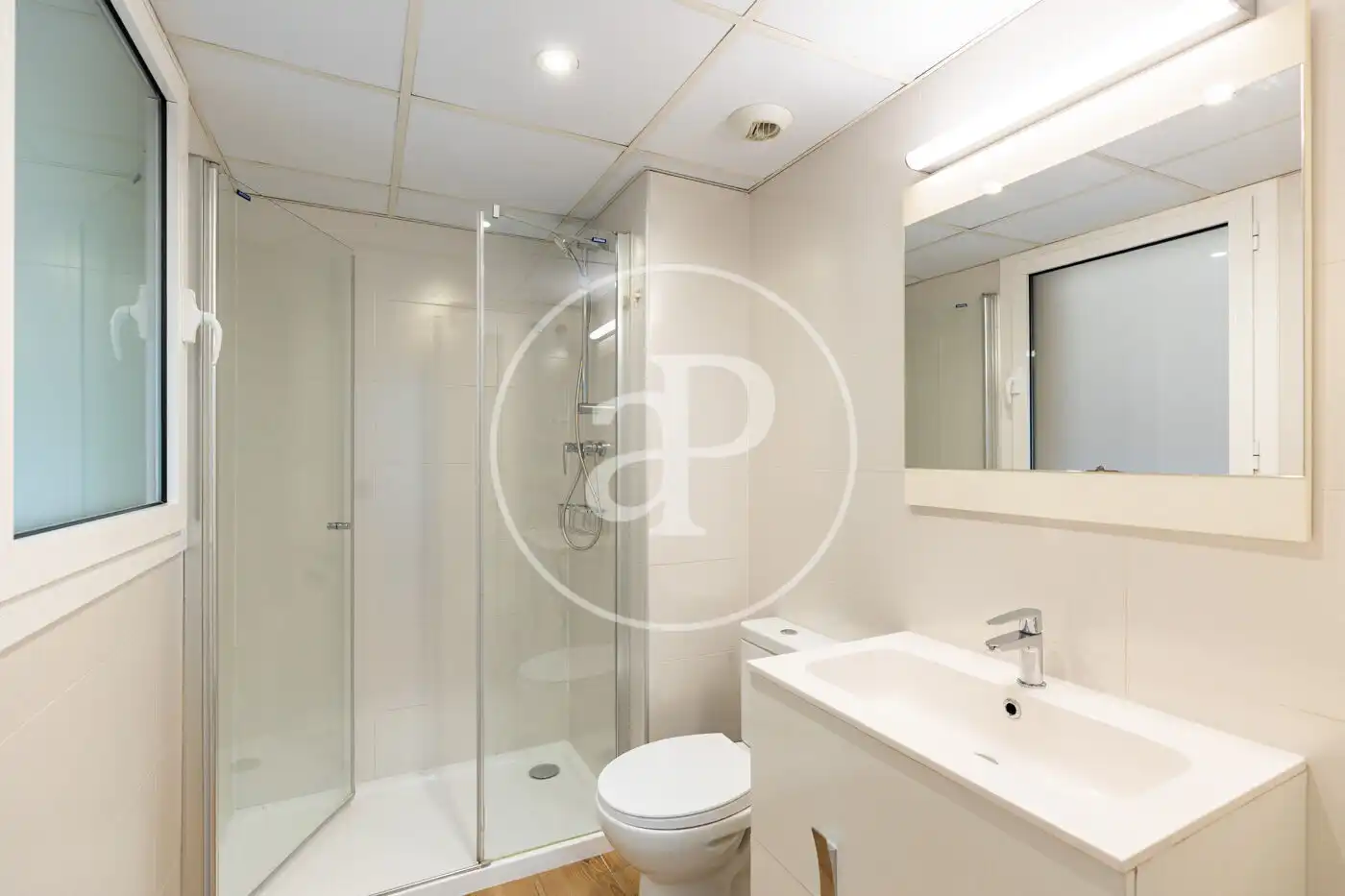 Bathroom of Flat for sale in Barcelona  with Air Conditioner, Heating and Community pool