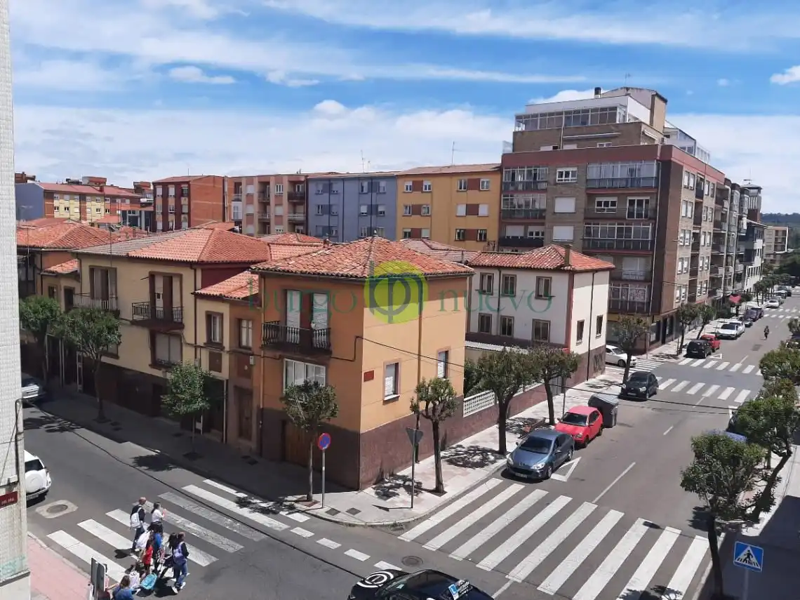 Vista exterior de Pis en venda en León Capital  amb Calefacció i Traster