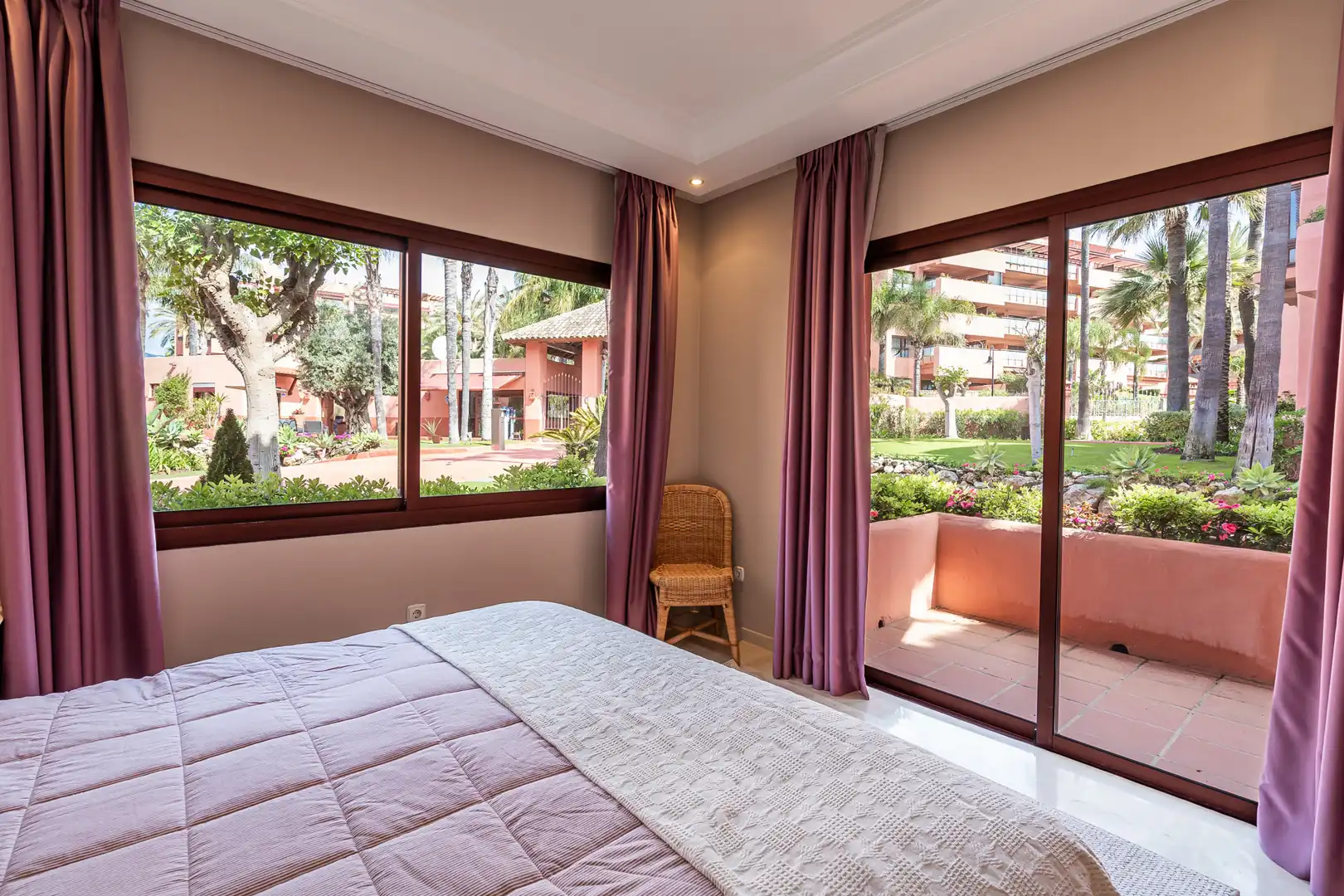 Habitación de Planta baja de alquiler en Estepona con Aire acondicionado, Terraza y Piscina