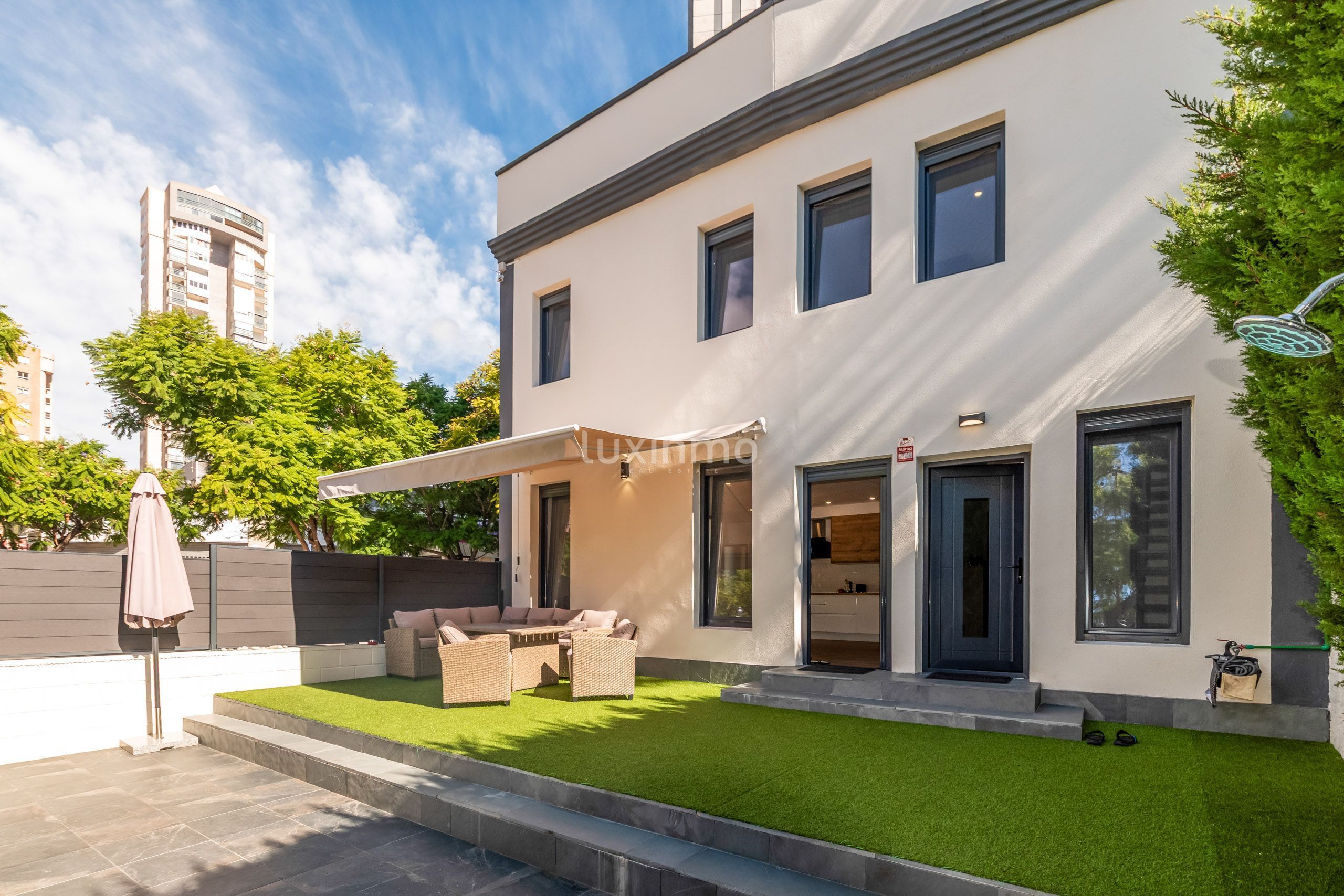 Vista exterior de Dúplex en venta en Benidorm con Aire acondicionado, Calefacción y Jardín privado