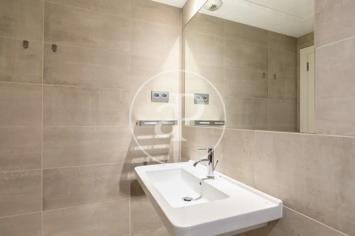 Bathroom of Flat for sale in Barcelona  with Air Conditioner, Heating and Storage room