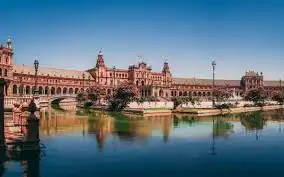 Vista exterior de Edifici en venda en Sevilla
