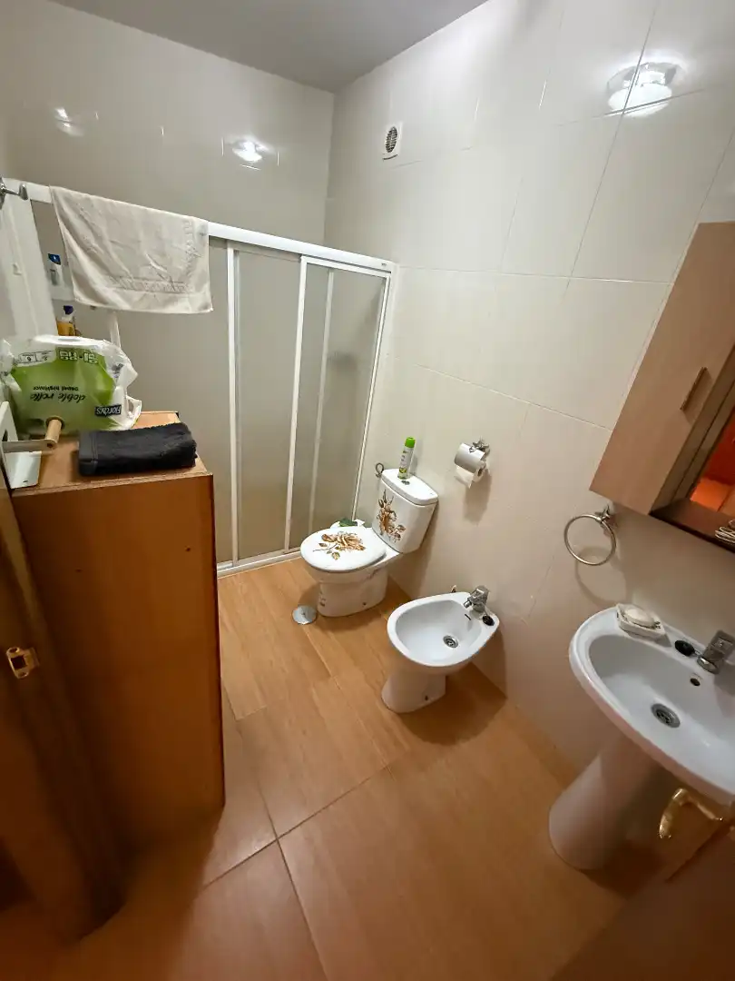Bany de Casa o xalet en venda en Alcalá la Real amb Jardí privat, Parquet i Terrassa