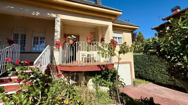 Vista exterior de Casa o xalet en venda en El Espinar amb Calefacció, Jardí privat i Parquet