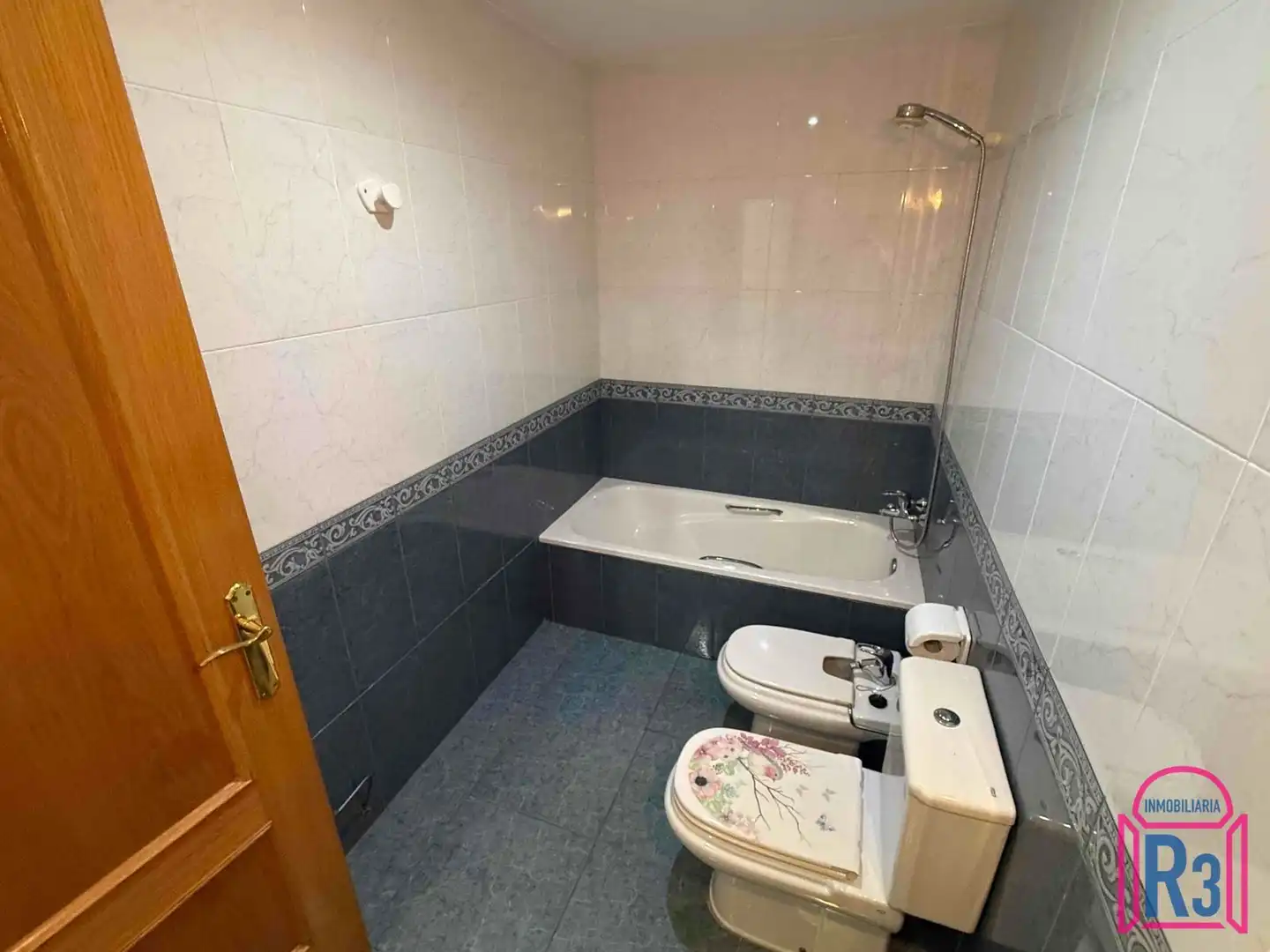 Baño de Piso de alquiler en León Capital  con Calefacción, Terraza y Trastero