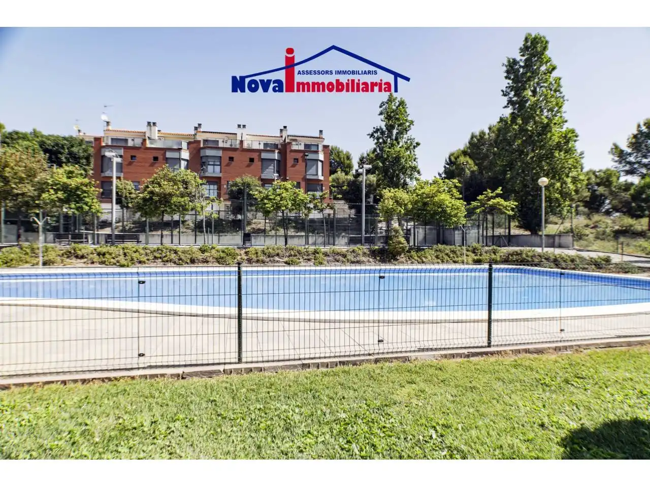 Schwimmbecken von Haus oder Chalet zum Verkauf in Sant Esteve Sesrovires mit Klimaanlage, Heizung und Privatgarten