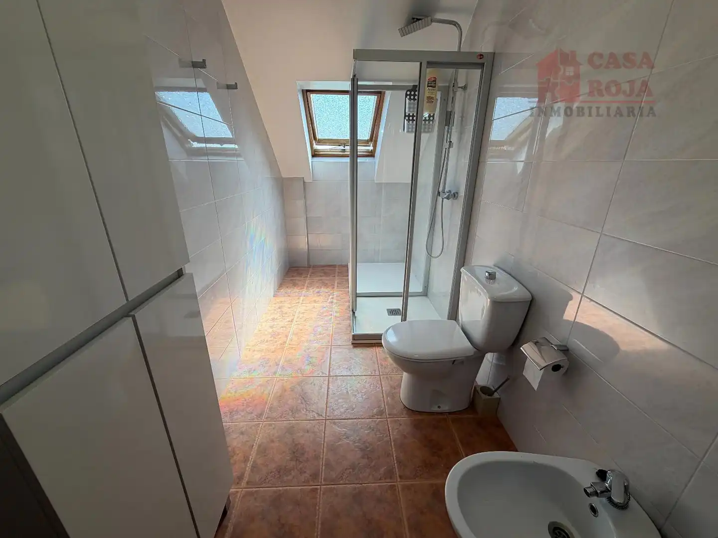 Badezimmer von Dachboden zum Verkauf in Cangas  mit Heizung, Parkett und Abstellraum