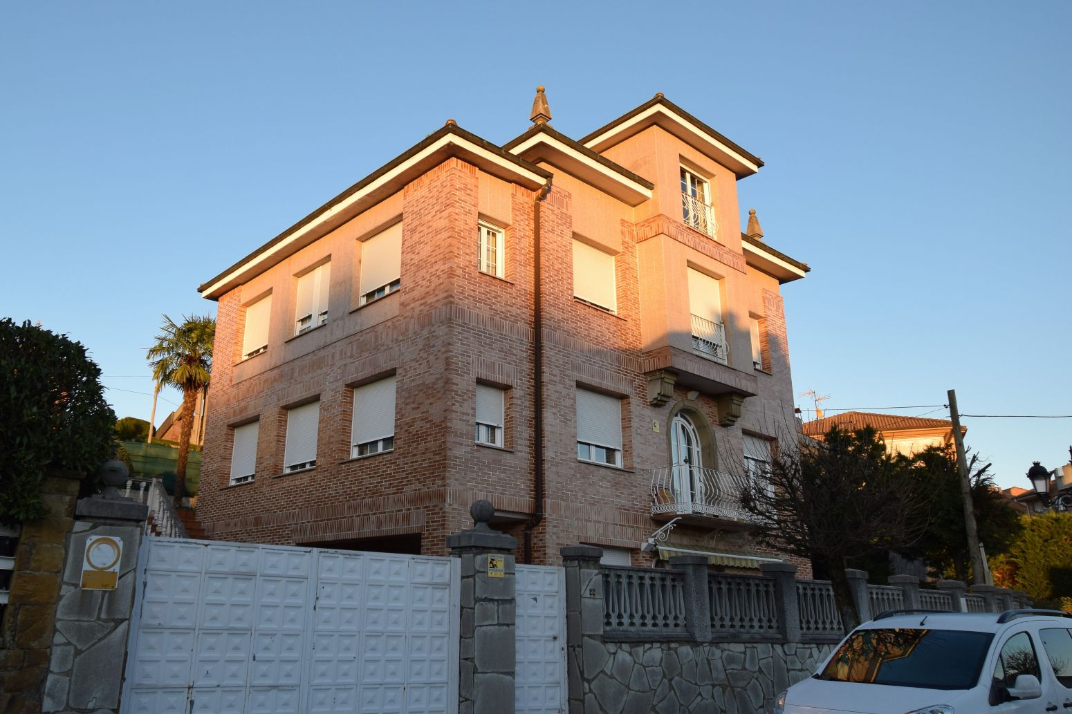 Vista exterior de Casa o xalet en venda en Oviedo  amb Calefacció, Parquet i Traster