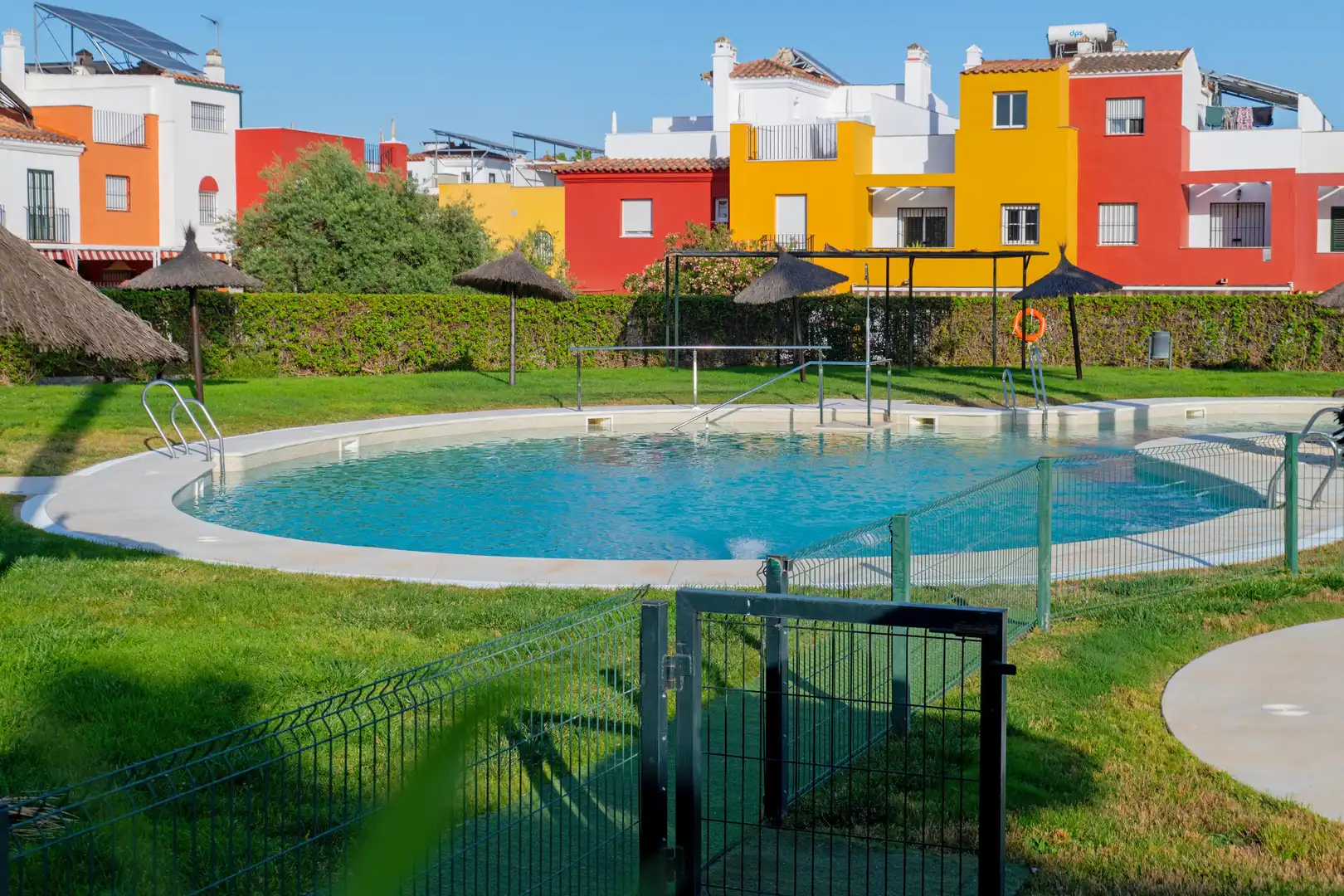 Piscina de Casa adosada en venda en Dos Hermanas amb Aire condicionat, Calefacció i Jardí privat