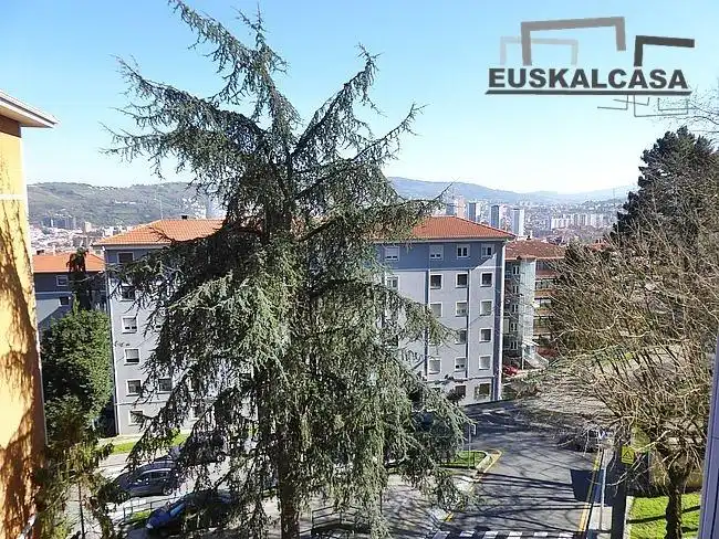 Vista exterior de Pis en venda en Bilbao  amb Calefacció i Parquet
