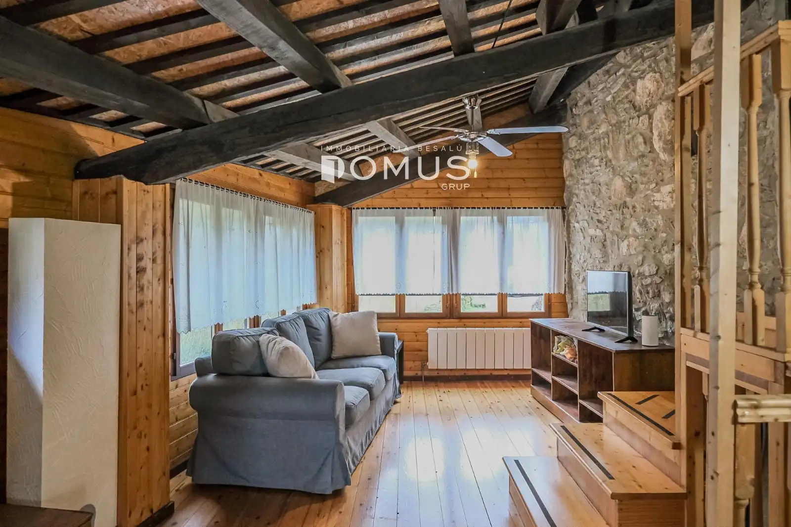 Sala de estar de Finca rústica en venta en Santa Pau con Calefacción, Parquet y Piscina