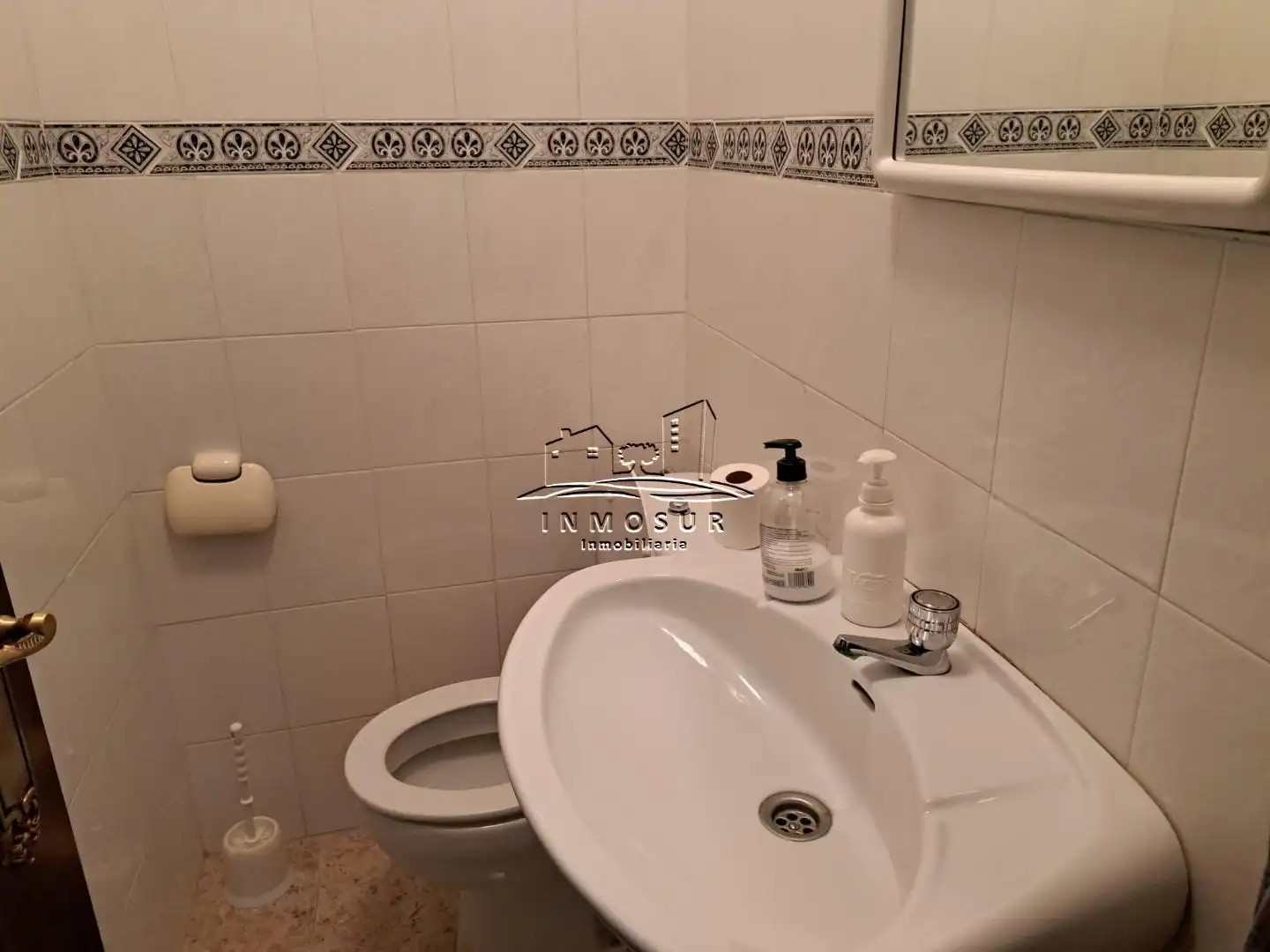 Badezimmer von Fabrikhallen zum Verkauf in Lucena