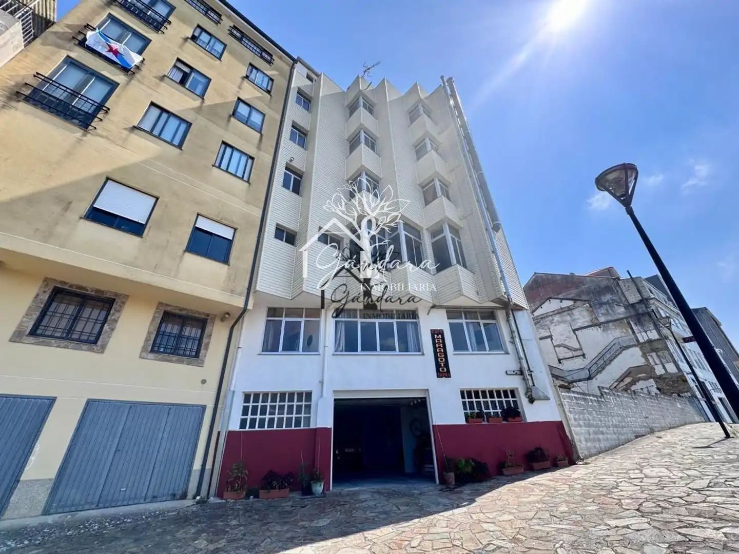 Vista exterior de Edifici en venda en Neda