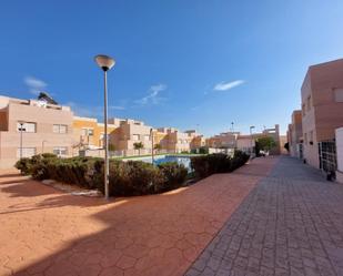 Vista exterior de Casa adosada en venda en  Almería Capital amb Calefacció, Terrassa i Piscina comunitària