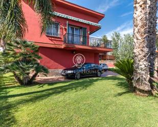 Exterior view of House or chalet for sale in Vilanova i la Geltrú  with Air Conditioner, Heating and Private garden