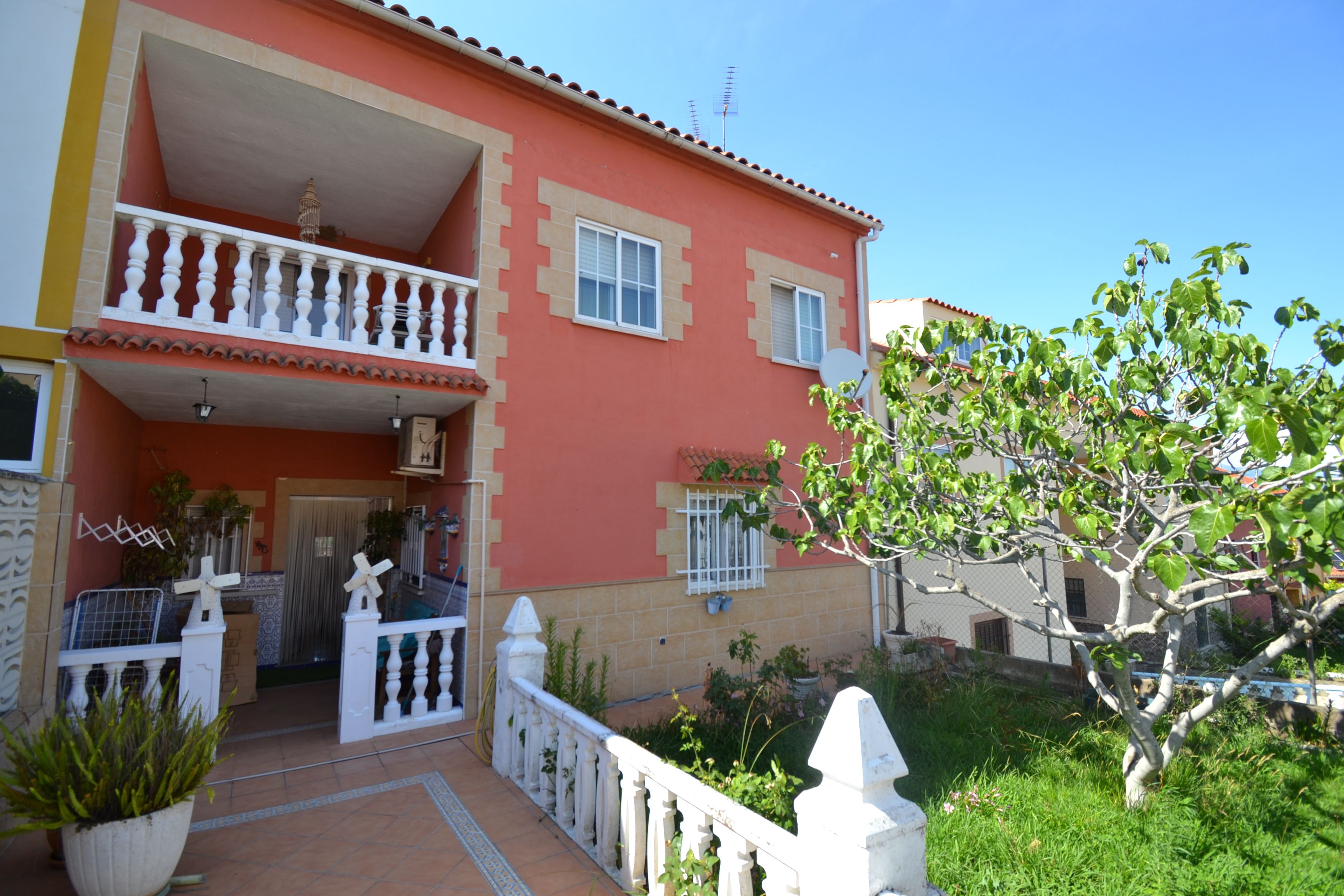 Außenansicht von Einfamilien-Reihenhaus miete in Plasencia mit Klimaanlage, Heizung und Terrasse
