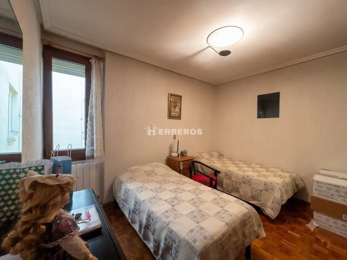Habitación de Piso en venta en  Logroño con Calefacción, Parquet y Trastero