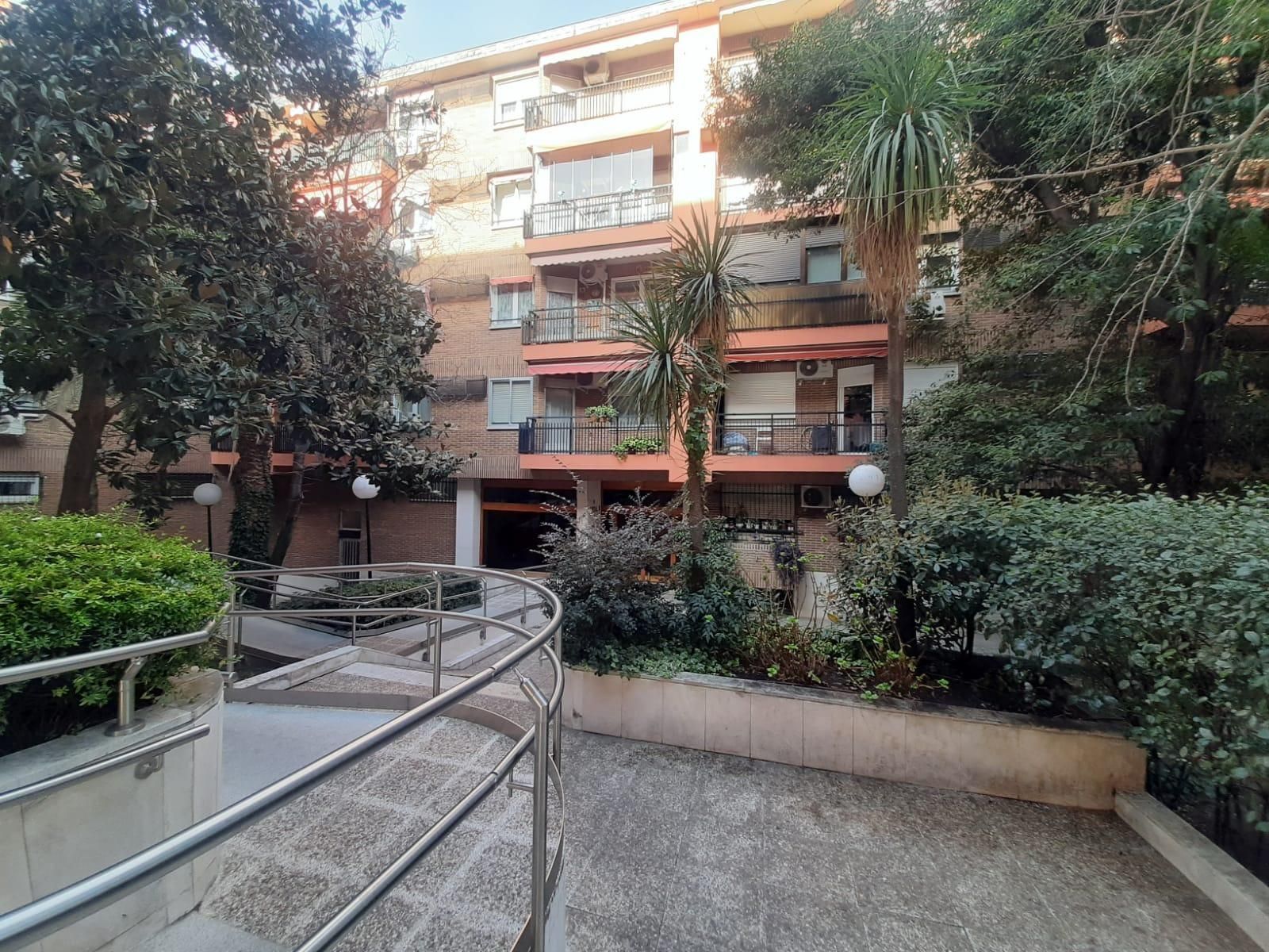 Außenansicht von Wohnungen zum Verkauf in  Madrid Capital mit Privatgarten, Parkett und Möbliert