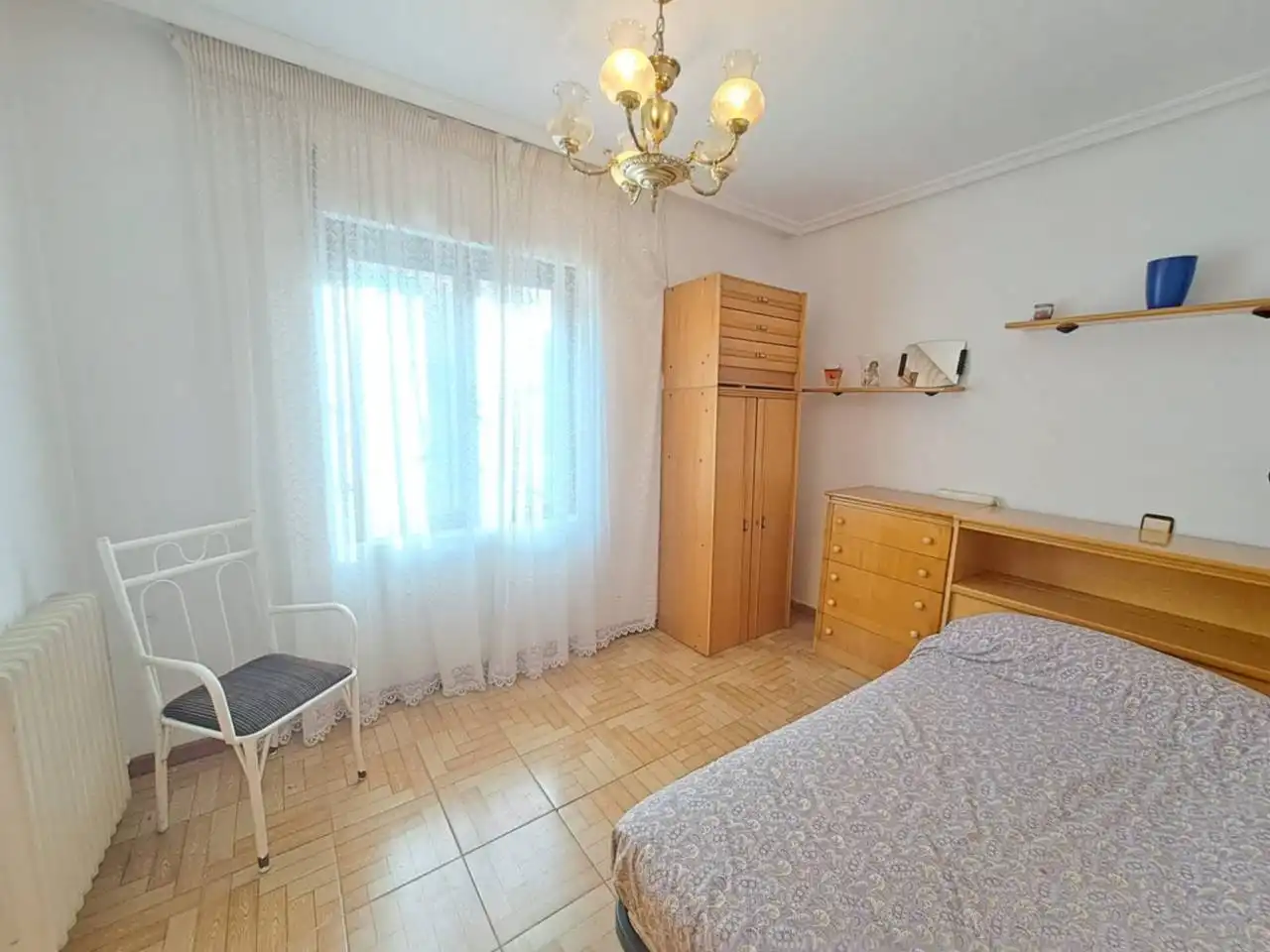 Dormitori de Casa adosada en venda en Burgos amb Calefacció i Jardí privat