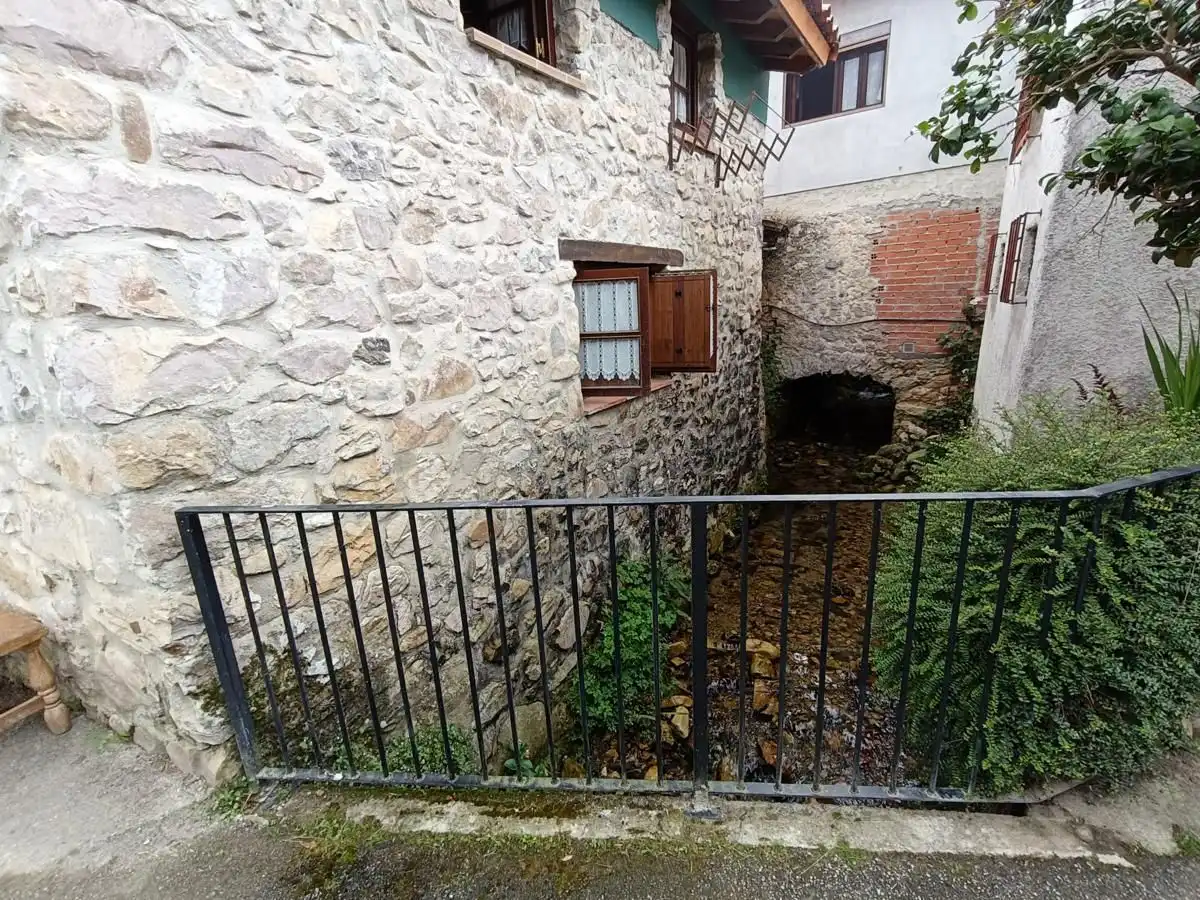 Außenansicht von Einfamilien-Reihenhaus zum Verkauf in Llanes mit Heizung und Möbliert