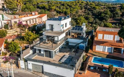 Vista exterior de Casa o xalet en venda en Caldes d'Estrac amb Aire condicionat, Calefacció i Jardí privat