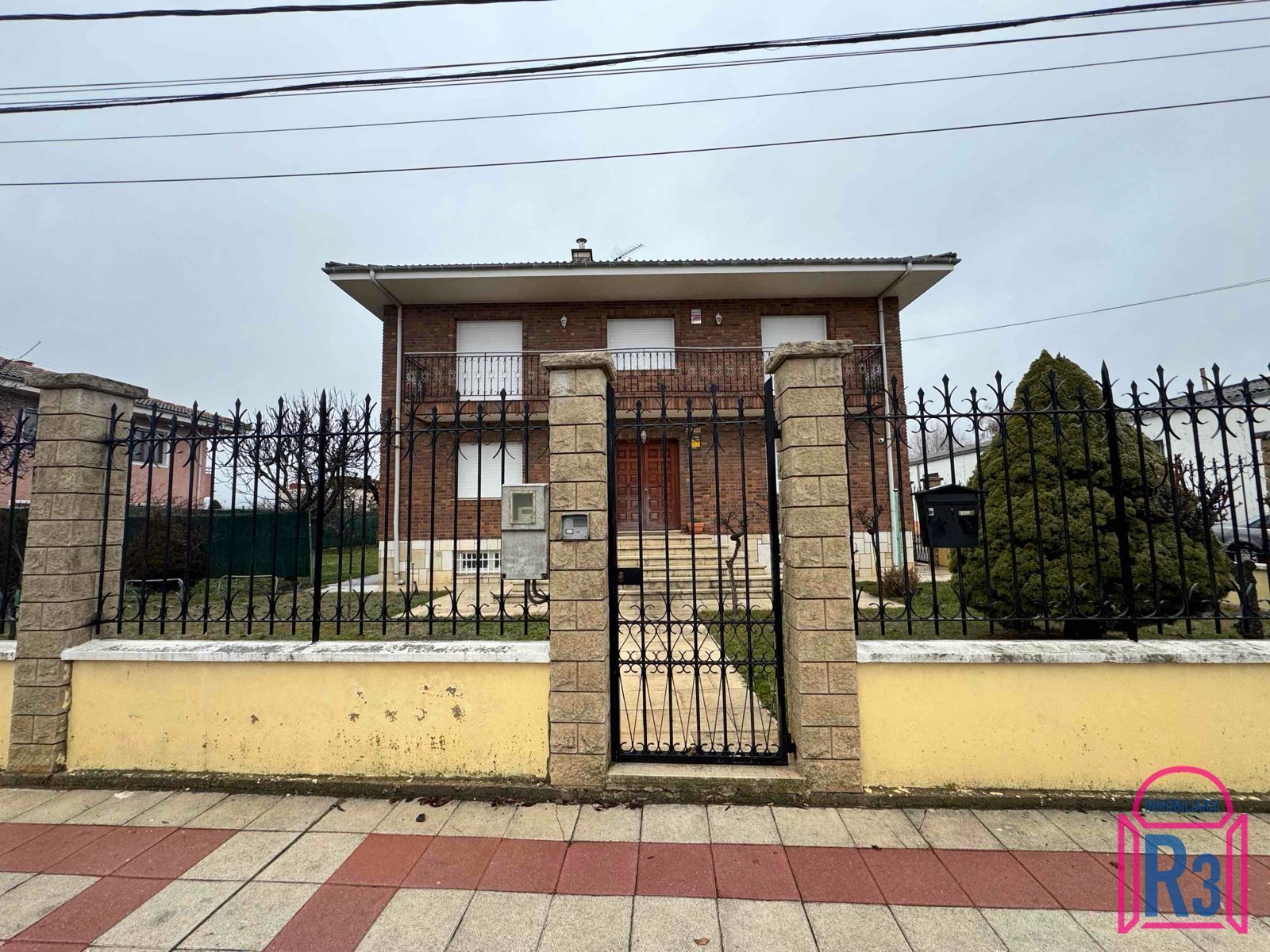 Vista exterior de Casa o chalet en venta en San Andrés del Rabanedo con Calefacción y Piscina