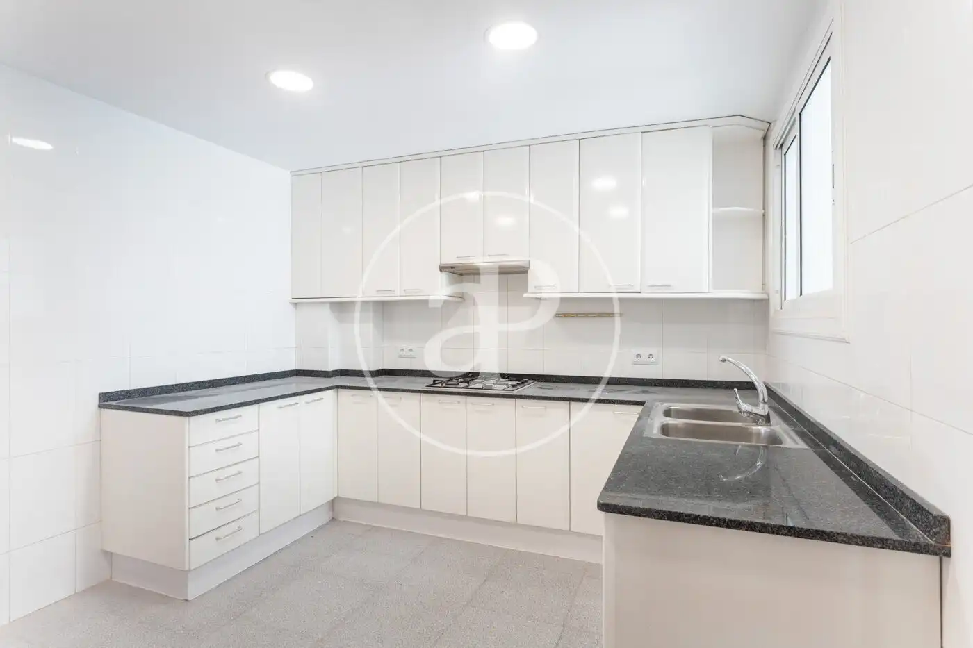 Cuina de Pis de lloguer en Barcelona amb Aire condicionat, Calefacció i Balcó