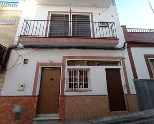 Vista exterior de Casa adosada en venda en La Puebla del Río amb Aire condicionat