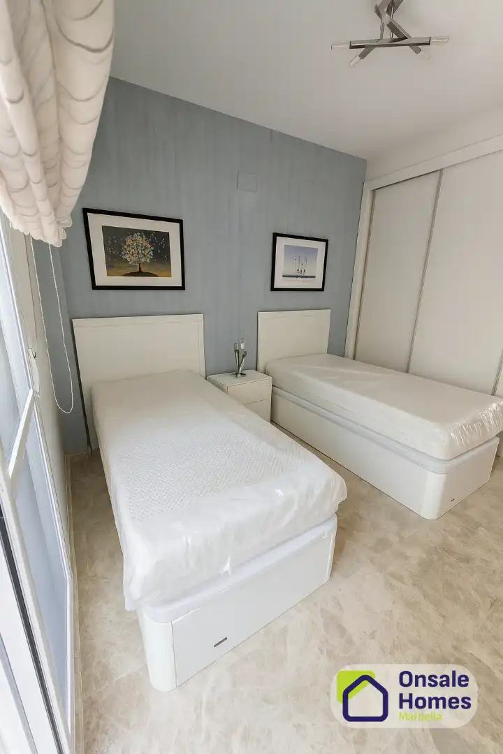 Habitación de Piso en venta en Marbella con Terraza, Alarma y Piscina comunitaria