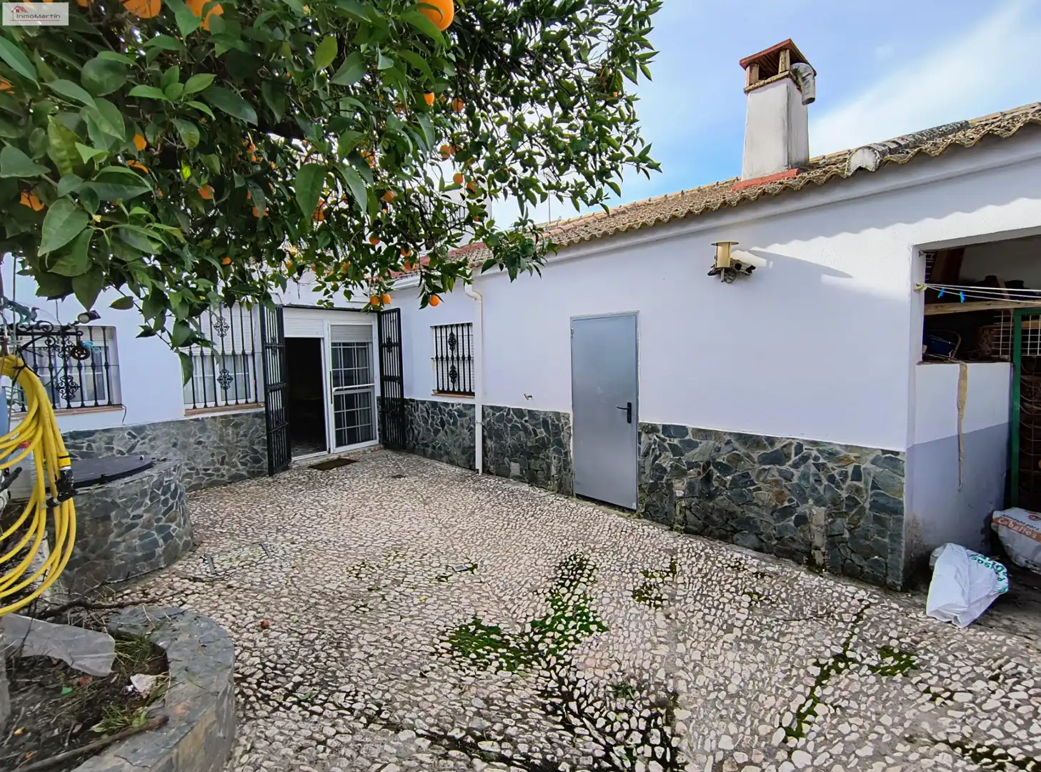 Vista exterior de Casa adosada en venta en Almadén de la Plata con Aire acondicionado, Calefacción y Terraza