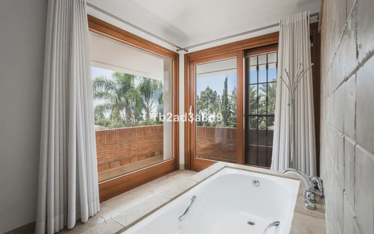 Bany de Casa o xalet en venda en Marbella amb Aire condicionat, Jardí privat i Terrassa
