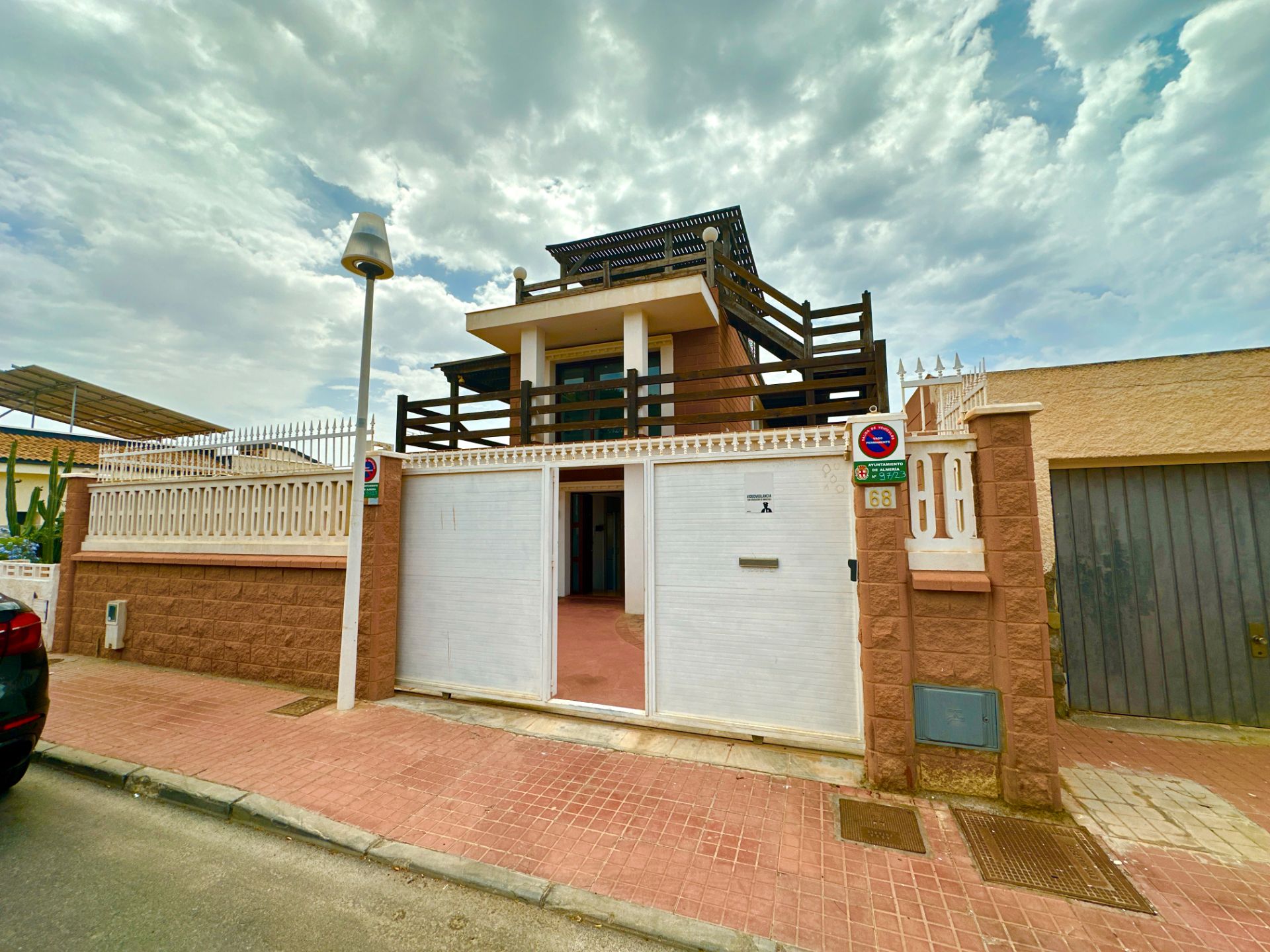 Vista exterior de Casa o xalet en venda en  Almería Capital amb Aire condicionat, Calefacció i Jardí privat