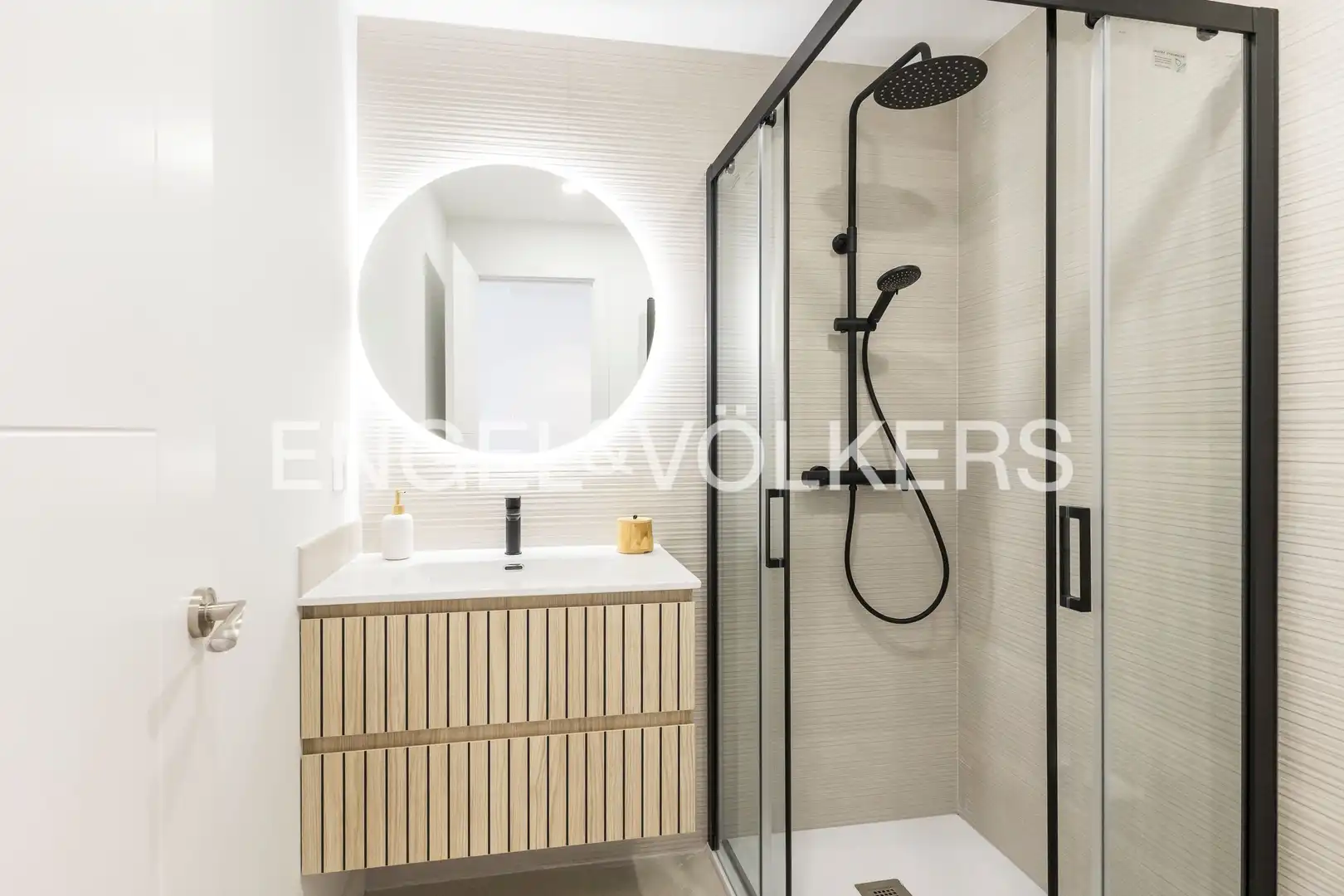 Bathroom of Flat for sale in Madrid  with Air Conditioner, Heating and Terrace