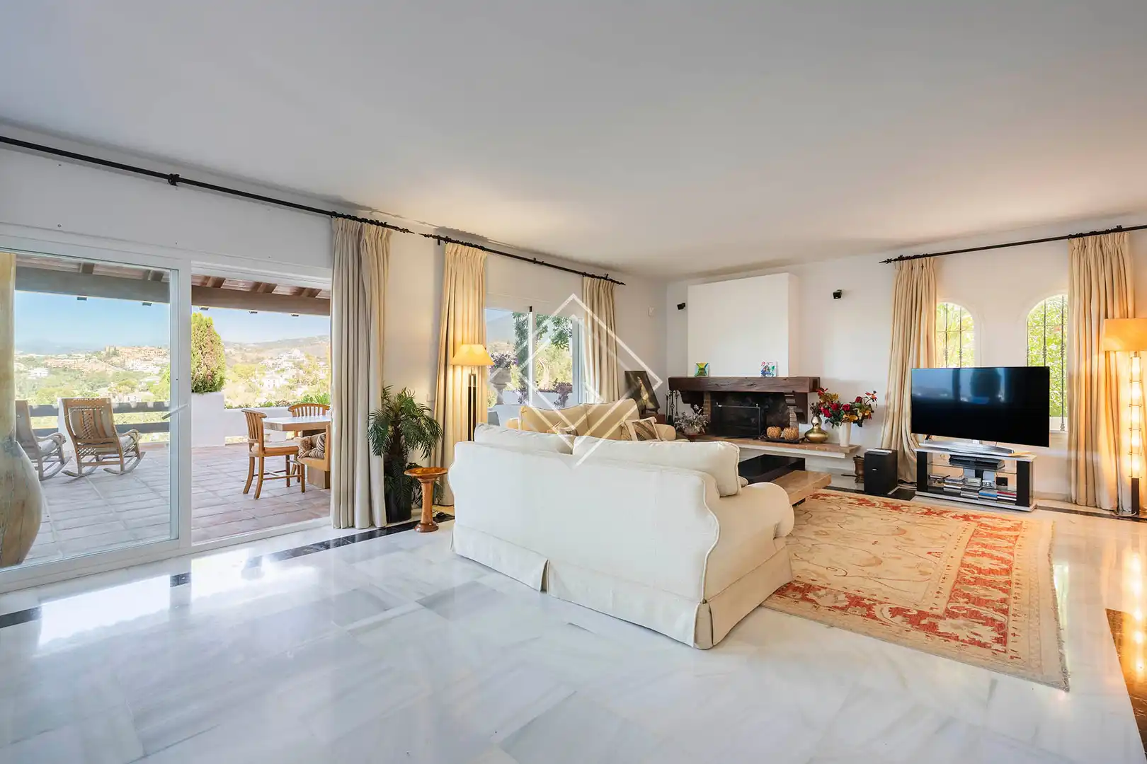 Sala d'estar de Casa o xalet en venda en Marbella amb Aire condicionat, Calefacció i Jardí privat