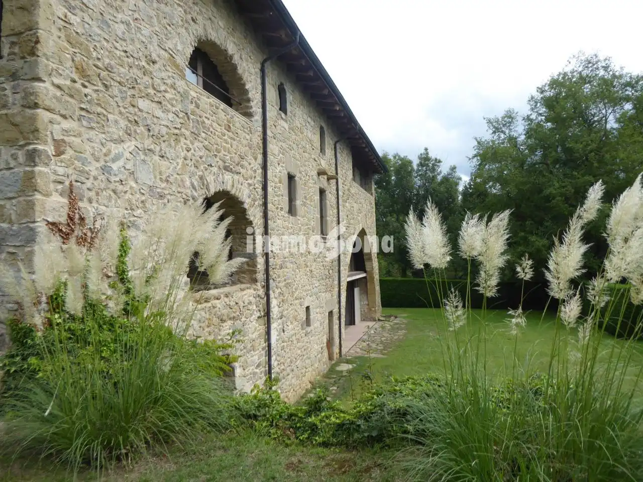 Jardí de Finca rústica en venda en La Vall d'en Bas amb Calefacció, Jardí privat i Alarma