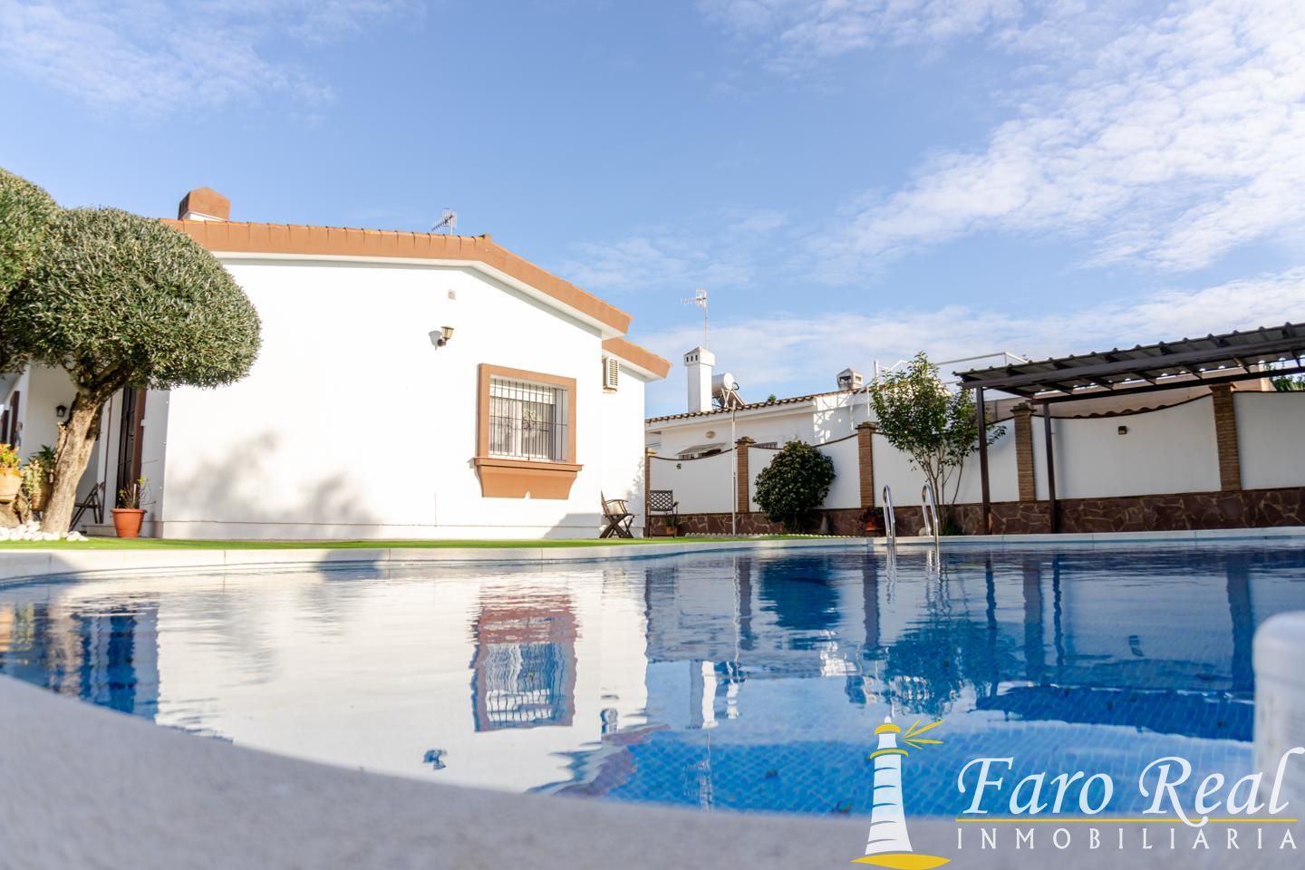 Piscina de Casa o xalet en venda en Sanlúcar de Barrameda amb Aire condicionat, Jardí privat i Terrassa