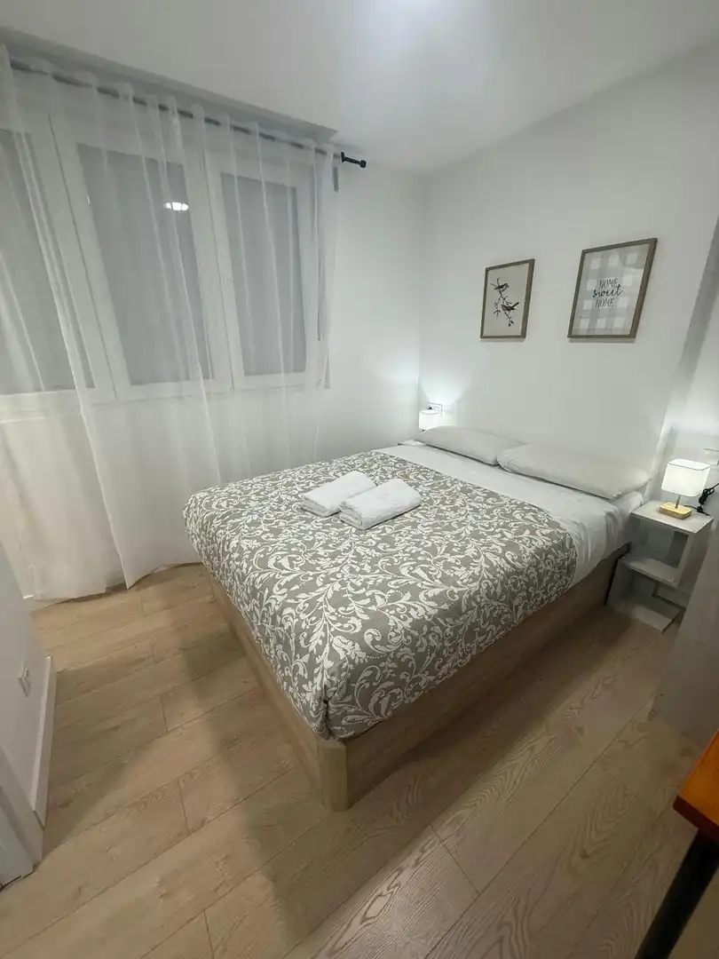 Schlafzimmer von Wohnung zur Miete in Madrid mit Klimaanlage, Waschmaschine und Fernseher