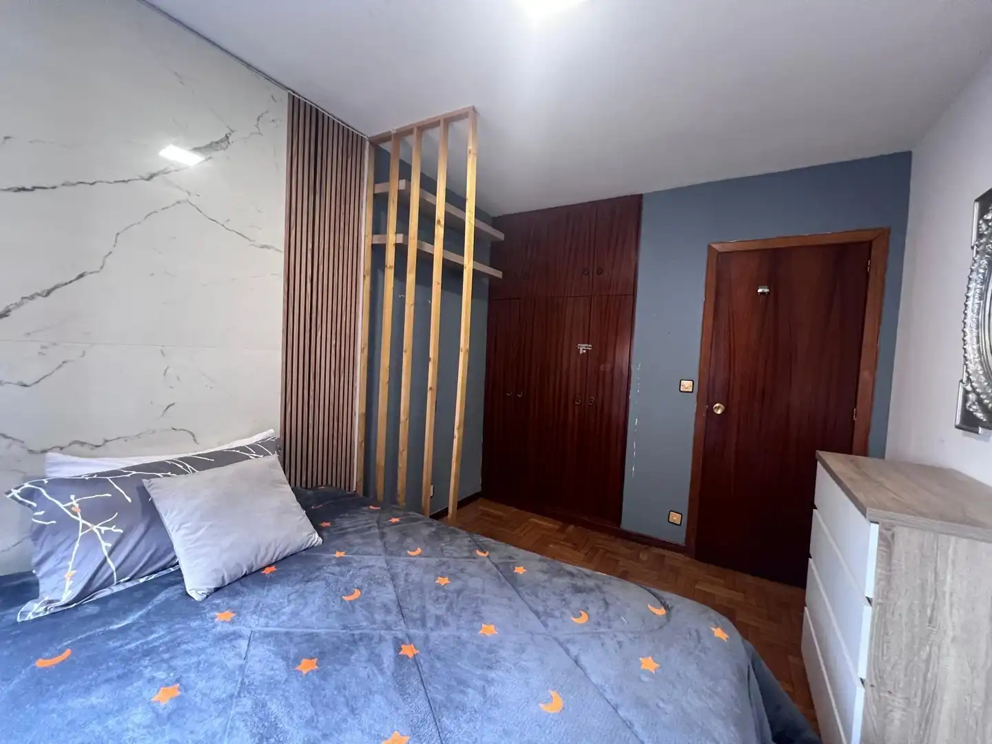 Habitación de Piso de alquiler en Oviedo  con Calefacción y Amueblado