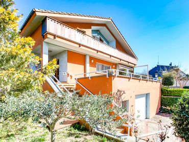 Casa rústica con jardín en venta en Olot
