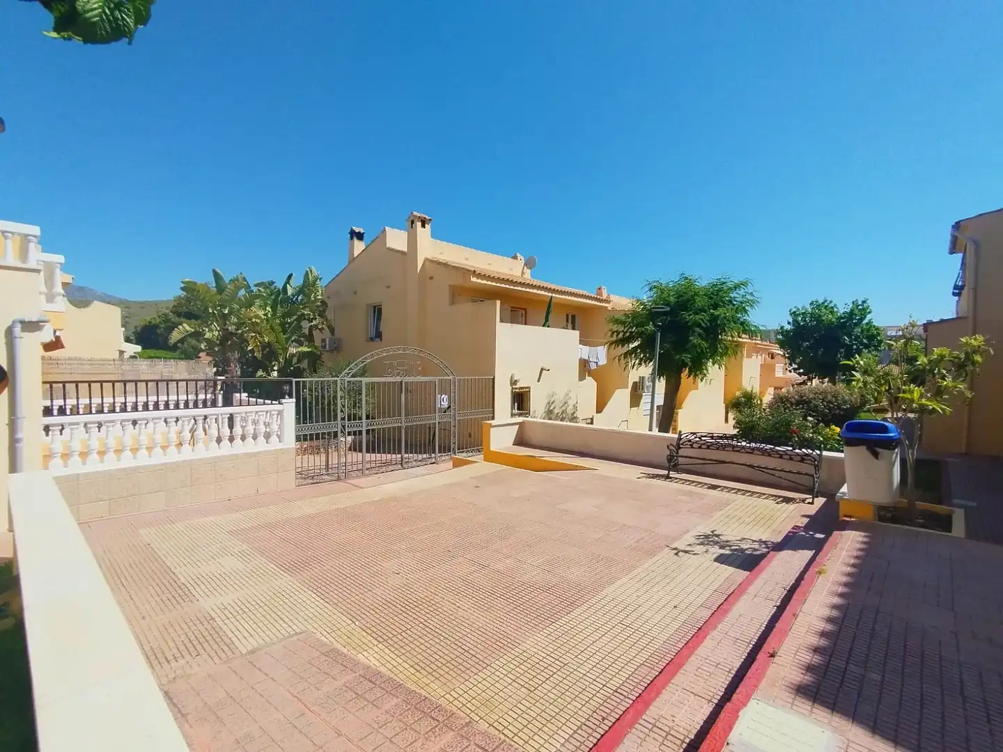 Vista exterior de Piso en venta en El Campello con Terraza, Lavadora y Piscina comunitaria