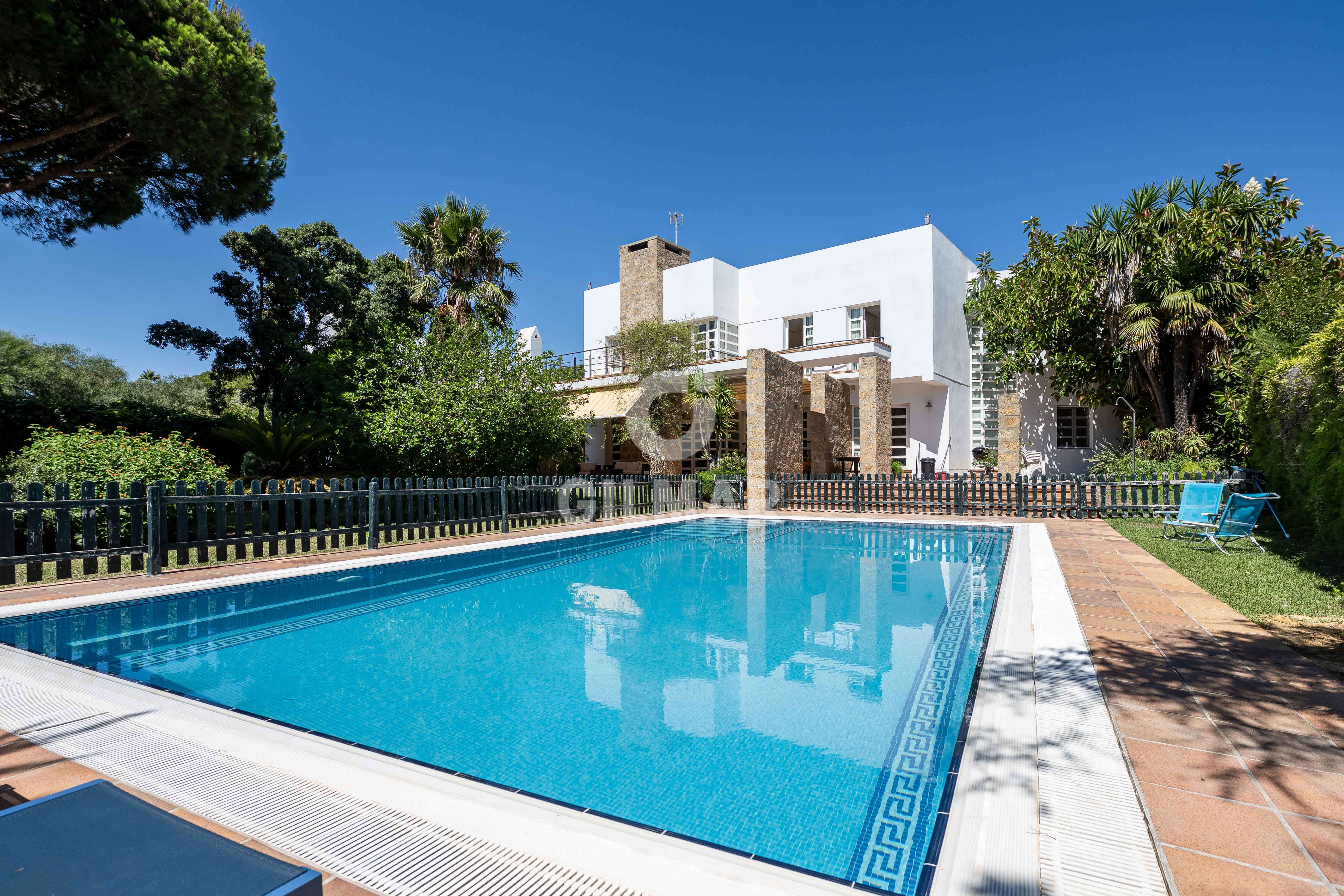Vista exterior de Casa o xalet en venda en Chiclana de la Frontera amb Calefacció, Jardí privat i Piscina