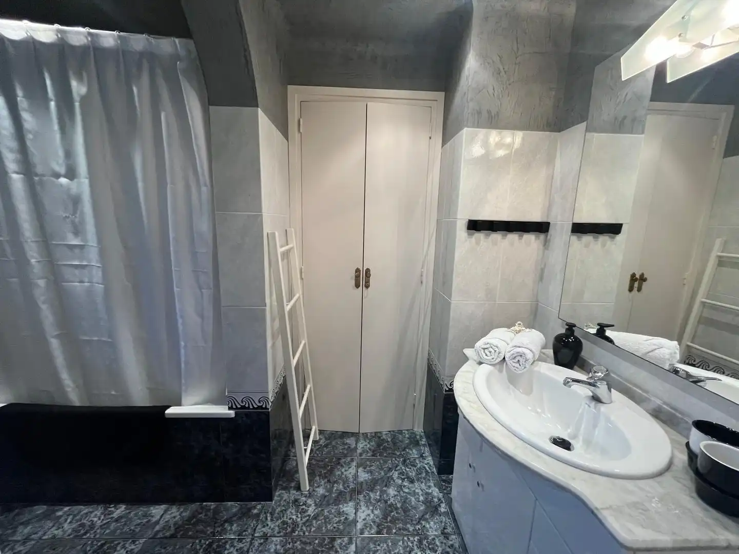 Baño de Apartamento de alquiler en Castell d'Aro, Platja d'Aro i s'Agaró con Aire acondicionado, Jardín privado y Terraza