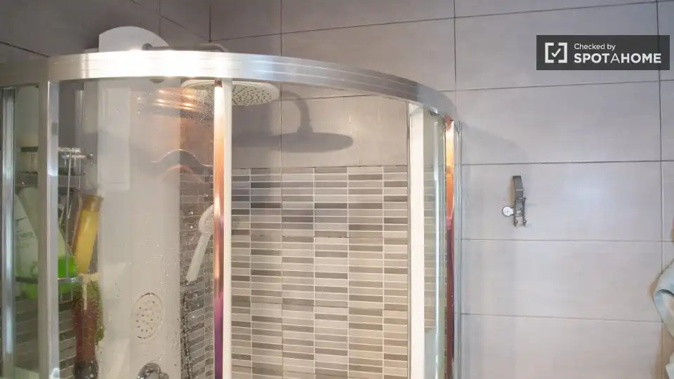 Bathroom of Flat for share in Madrid  with Air Conditioner, Heating and Terrace