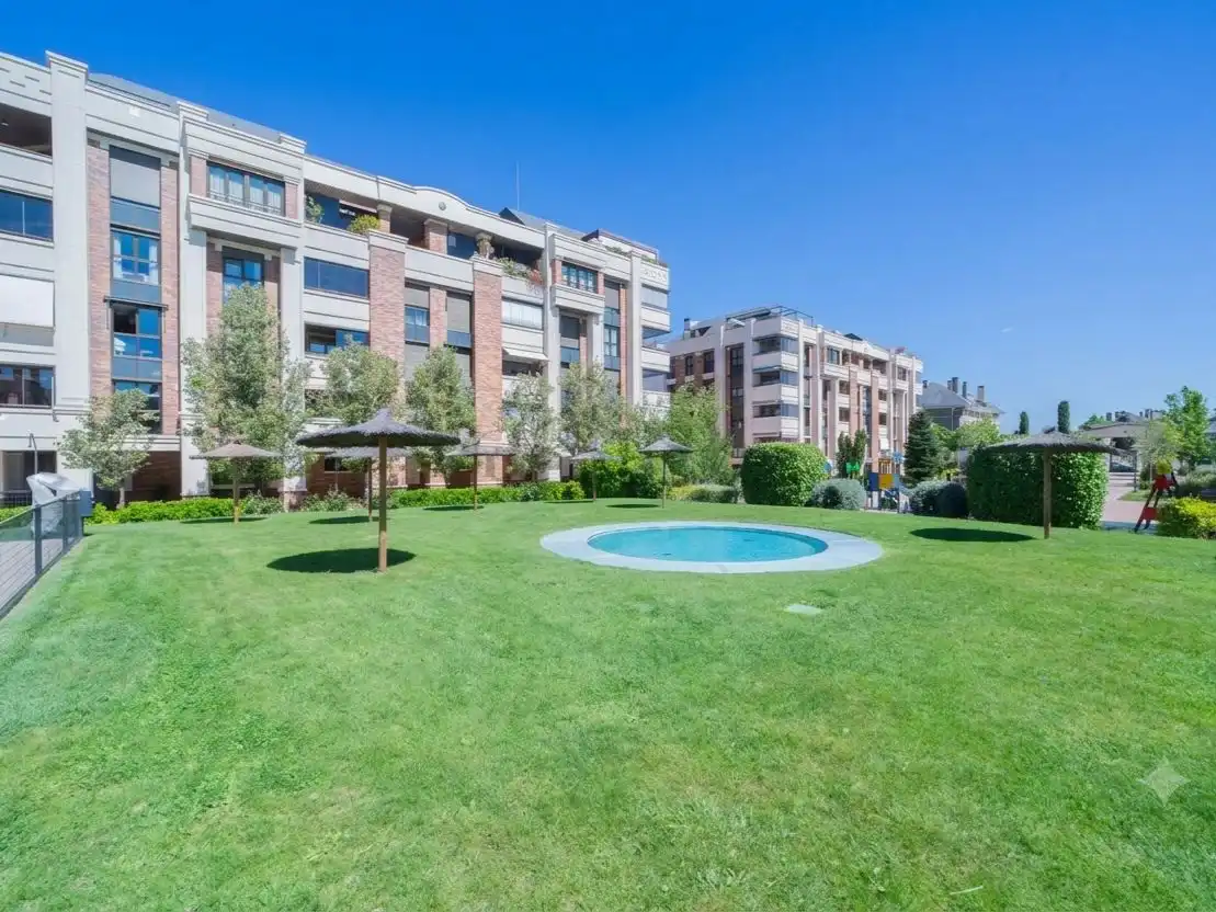 Vista exterior de Dúplex en venda en Zona Monte El Pilar