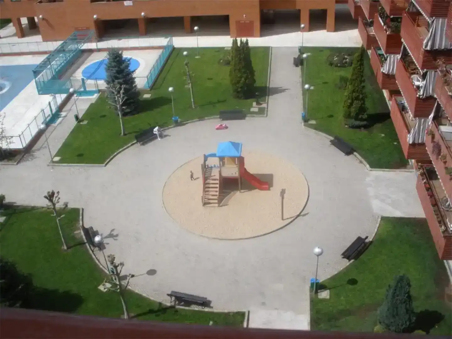 Parking de Piso en venta en Alcalá de Henares con Jardín privado, Piscina y Amueblado