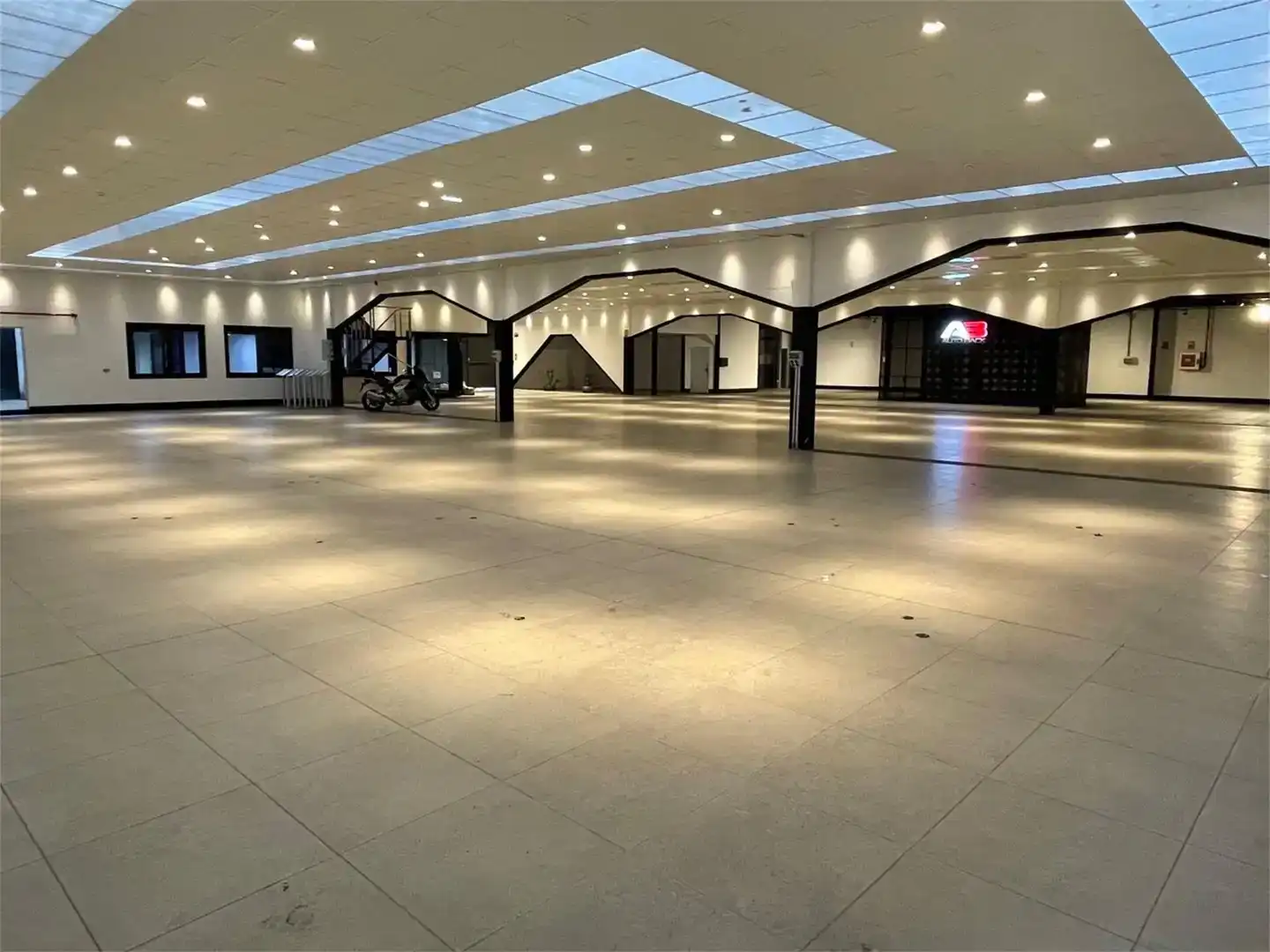 Fabrikhallen zur Miete in Villafontana - Estoril I