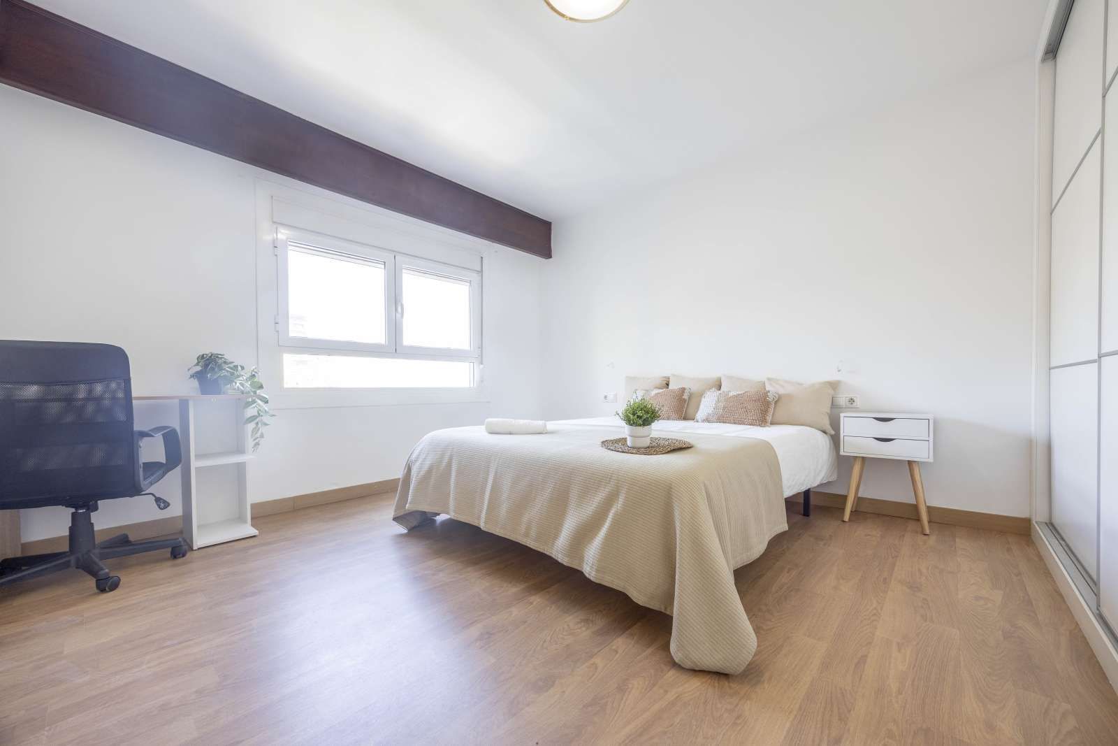 Bedroom of Flat to share in  Valencia Capital  with Air Conditioner and Terrace