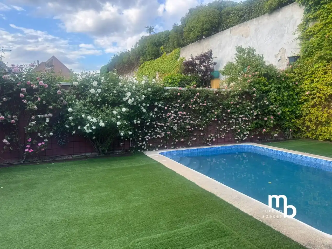 Piscina de Casa adosada en venta en Pozuelo de Alarcón con Aire acondicionado, Calefacción y Jardín privado